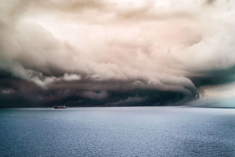 颱風天的勞工安全防護網：雇主通勤協助義務完整解析